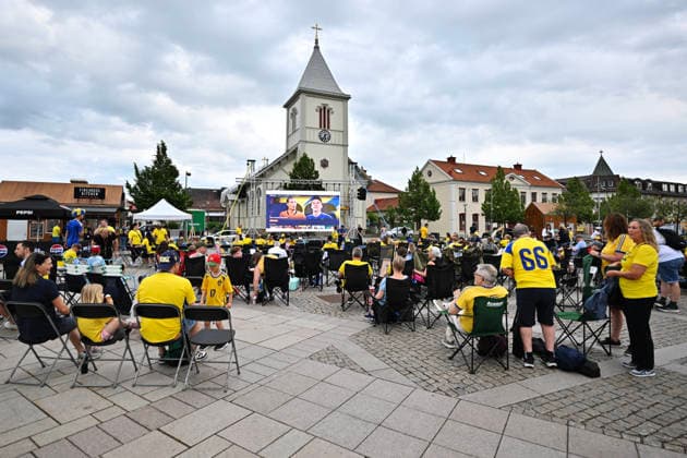 GOTHENBURG, SWEDEN 20260620 Football fans gather at Kungsbacka Torg ahead of Sweden s group stage match against the Netherlands in the World Cup on Midsummer s Day. KUNGSBACKA SWEDEN x9200x *** GOTHENBURG, SWEDEN 20260620 Soccer fans gather at Kungsbacka Torg ahead of Sweden’s group stage match against the Netherlands in the World Cup on Midsummer’s Day KUNGSBACKA SWEDEN x9200x,detected_source_language  Copyright: xHannaxBrunlöf TTx SUPPORTERS IN KUNGSBACKA WATCH THE NETHERLANDS - SWEDEN IN THE WORLD CUP