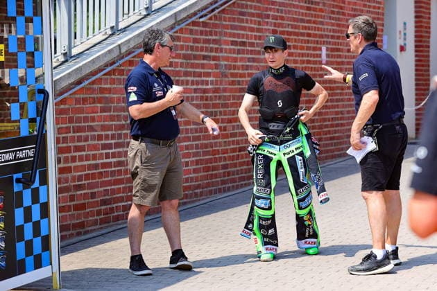 20.06.2026 WROCLAW (POLAND) - STADION OLIMPIJSKI, ZUZEL (SPEEDWAY), INDYWIDUALNE MISTRZOSTWA SWIATA (FIM SPEEDWAY World Championship, WM, Weltmeisterschaft GRAND PRIX 2026) - DEWALT FIM SPEEDWAY GRAND PRIX OF POLAND - WROCLAW KWALIFIKACJE NZ PATRYK DUDEK TLUMACZY SWOJE SPOZNIENIE NA KWALIFIKACJE Z POWODU WYPADKU NA AUTOSTRADZIE, OBOK MARK LEMON I PHIL MORRIS FOTO PAWEL WILCZYNSKI CYFRASPORT NEWSPIX.PL --- newspix.pl POLAND OUT! 