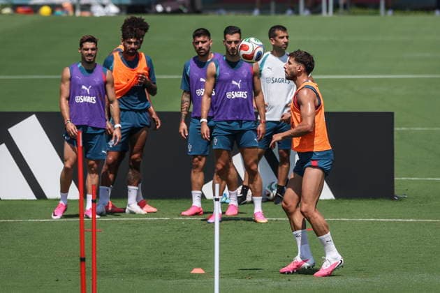 FIFA World Cup, WM, Weltmeisterschaft, Fussball 2026 - Portugal training Portugal s national soccer player Ruben Dias (R) attends a training session of the team, in Palm Beach, Florida, USA, 20 June 2026. Palm Beach Florida United States  Copyright: xMIGUELxA.xLOPESx