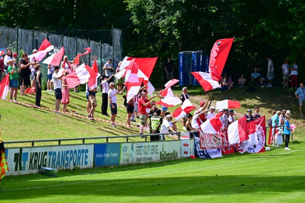 20.06.2026, Fußball, Frauen, Regionalliga, Relagation zur 2. Bundesliga, Saison 2025 2026, Holstein Kiel - 1. FC Köln, Holstein Women Gästefanblock Köln Kiel, Holstein-Stadion Waldwiese, VfB Kiel Platz Schleswig-Holstein Deutschland *** June 20, 2026, Soccer, Womens, Regional League, Promotion Relegation to the 2. Bundesliga, 2025–2026 Season, Holstein Kiel vs. 1. FC Köln, Holstein Womens Away Fan Section (Cologne–Kiel), Holstein Stadion Waldwiese, VfB Kiel Stadium, Schleswig-Holstein, Germany,detected_source_language