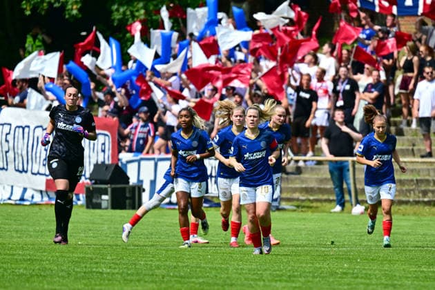 20.06.2026, Fußball, Frauen, Regionalliga, Relagation zur 2. Bundesliga, Saison 2025 2026, Holstein Kiel - 1. FC Köln, Holstein Women Kapitänin Sarah Begunk und Torhüterin Lela Naward führen das Team auf den Platz Kiel, Holstein-Stadion Waldwiese, VfB Kiel Platz Schleswig-Holstein Deutschland *** June 20, 2026, Soccer, Womens, Regional League, Promotion Relegation Playoffs to the 2. Bundesliga, 2025–2026 Season, Holstein Kiel vs. 1. FC Köln, Holstein Women captain Sarah Begunk and goalkeeper Lela Naward lead the team onto the field in Kiel, at Holstein Stadion Waldwiese, VfB Kiel Field, Schleswig-Holstein, Germany,detected_source_language