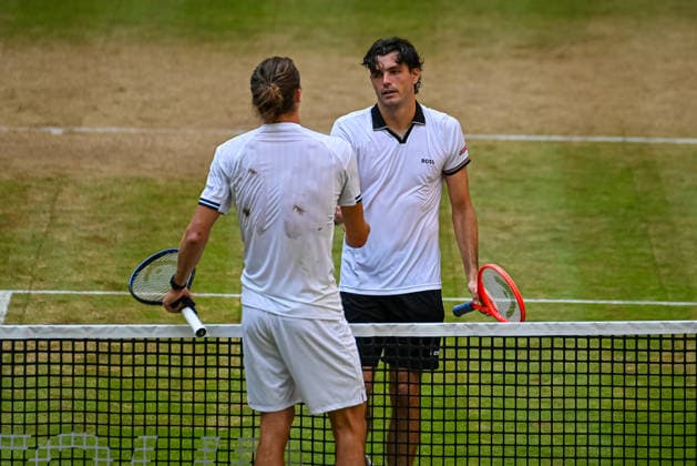 Alexander Zverev (GER) udn Taylor Fritz (USA) klatschen nach dem Match ab TERRA WORTMANN Open 2026, Tennis, ATP, Tennis Herren Tennis Herren 500, Turnier, Hauptfeld, Halbfinale, 20.06.2026, TERRA WORTMANN Open 2026, Tennis, ATP, Tennis Herren 500, Turnier, Hauptfeld, Halbfinale, 20.06.2026 Halle *** Alexander Zverev (GER) and Taylor Fritz (USA) high-five after the match TERRA WORTMANN Open 2026, Tennis, ATP, Mens 500, Tournament, Main Draw, Semifinals, June 20, 2026, TERRA WORTMANN Open 2026, Tennis, ATP, Men’s 500, Tournament, Main Draw, Semifinals, June 20, 2026, Halle,detected_source_language Copyright: xEibner-Pressefoto RobertxGertzenx EP_RGN
