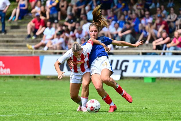 20.06.2026, Fußball, Frauen, Regionalliga, Relagation zur 2. Bundesliga, Saison 2025 2026, Holstein Kiel - 1. FC Köln, Holstein Women Kölns Antonia Langshausen gegen Kiels Zoe Luisa Tolksdorf Kiel, Holstein-Stadion Waldwiese, VfB Kiel Platz Schleswig-Holstein Deutschland *** June 20, 2026, Soccer, Womens, Regional League, Promotion Relegation Playoffs to the 2. Bundesliga, 2025–2026 Season, Holstein Kiel vs. 1. FC Köln, Holstein Women