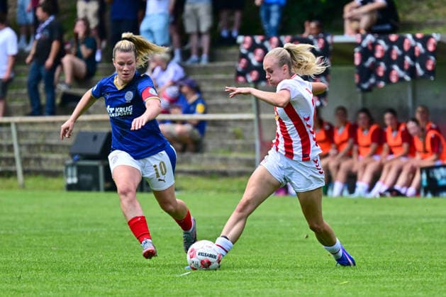 20.06.2026, Fußball, Frauen, Regionalliga, Relagation zur 2. Bundesliga, Saison 2025 2026, Holstein Kiel - 1. FC Köln, Holstein Women Julia Schiffarth am Ball gegen Kapitänin Sarah Begunk Kiel, Holstein-Stadion Waldwiese, VfB Kiel Platz Schleswig-Holstein Deutschland *** June 20, 2026, Soccer, Womens, Regional League, Promotion Relegation to the 2. Bundesliga, 2025–2026 Season, Holstein Kiel 1 FC Köln, Holstein Women’s Julia Schiffarth in action against captain Sarah Begunk of Kiel, Holstein Waldwiese Stadium, VfB Kiel Field, Schleswig-Holstein, Germany,detected_source_language