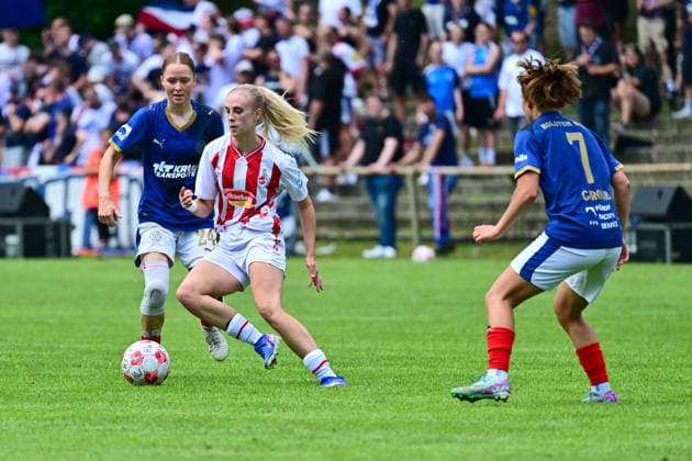 20.06.2026, Fußball, Frauen, Regionalliga, Relagation zur 2. Bundesliga, Saison 2025 2026, Holstein Kiel - 1. FC Köln, Holstein Women Carolin Elsen am Ball gegen Kiels Kira Hasse Kiel, Holstein-Stadion Waldwiese, VfB Kiel Platz Schleswig-Holstein Deutschland *** June 20, 2026, Soccer, Womens, Regional League, Promotion Relegation to the 2. Bundesliga, 2025–2026 Season, Holstein Kiel 1 FC Köln, Holstein Women’s player Carolin Elsen in possession against Kiel’s Kira Hasse, Kiel, Holstein Stadion Waldwiese, VfB Kiel Field, Schleswig-Holstein, Germany,detected_source_language