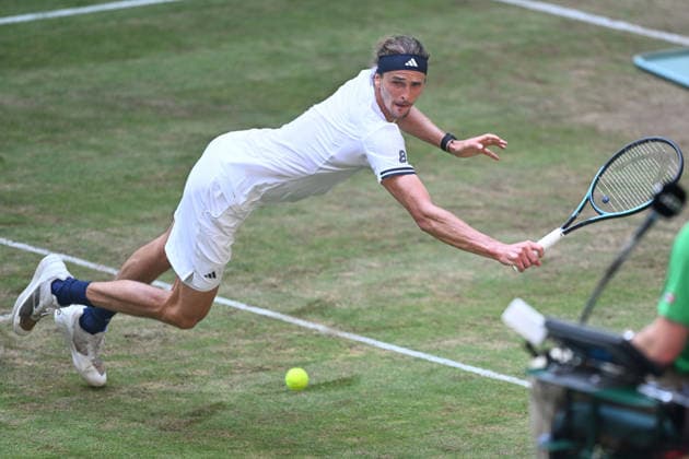 Alexander Zverev GER, Sturz im endscheidenden Spiel 20.06.2026 ¢ Tennis ¢ TERRA WORTMANN OPEN ¢ ATP, Tennis Herren 500, heristo-arena-Halle (Westfalen), TERRA WORTMANN OPEN, NRW Germany *** Alexander Zverev (GER), Defeat in the Deciding Match, June 20, 2026 ¢ Tennis ¢ TERRA WORTMANN OPEN ¢ ATP 500, heristo arena Halle Westfalen, TERRA WORTMANN OPEN, North Rhine-Westphalia, Germany,detected_source_language Copyright: xpepphotox xPeterxEppingerx pep00321, pep_20260620_hm_377613