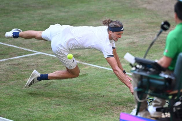 Alexander Zverev GER, Sturz im endscheidenden Spiel 20.06.2026 ¢ Tennis ¢ TERRA WORTMANN OPEN ¢ ATP, Tennis Herren 500, heristo-arena-Halle (Westfalen), TERRA WORTMANN OPEN, NRW Germany *** Alexander Zverev (GER), Defeat in the Deciding Match, June 20, 2026 ¢ Tennis ¢ TERRA WORTMANN OPEN ¢ ATP 500, heristo arena Halle Westfalen, TERRA WORTMANN OPEN, North Rhine-Westphalia, Germany,detected_source_language Copyright: xpepphotox xPeterxEppingerx pep00321, pep_20260620_hm_377616