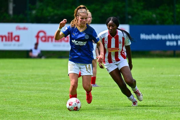 20.06.2026, Fußball, Frauen, Regionalliga, Relagation zur 2. Bundesliga, Saison 2025 2026, Holstein Kiel - 1. FC Köln, Holstein Women Zoe Luisa Toksdorf am Ball gegen Kölns Toyosi Mary Doherty Kiel, Holstein-Stadion Waldwiese, VfB Kiel Platz Schleswig-Holstein Deutschland *** June 20, 2026, Soccer, Womens, Regional League, Promotion Relegation to the 2. Bundesliga, 2025–2026 Season, Holstein Kiel 1 FC Köln, Holstein Women’s Zoe Luisa Toksdorf in action against Köln’s Toyosi Mary Doherty, Kiel, Holstein Waldwiese Stadium, VfB Kiel Field, Schleswig-Holstein, Germany,detected_source_language