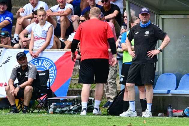 20.06.2026, Fußball, Frauen, Regionalliga, Relagation zur 2. Bundesliga, Saison 2025 2026, Holstein Kiel - 1. FC Köln, Holstein Women Trainer Stefan Fischer (re.) und Sportlicher Leiter Andre Jeschkeit (sitzend) Kiel, Holstein-Stadion Waldwiese, VfB Kiel Platz Schleswig-Holstein Deutschland *** June 20, 2026, Soccer, Womens, Regional League, Promotion Relegation to the 2. Bundesliga, 2025–2026 Season, Holstein Kiel vs. 1. FC Köln; Holstein Women’s coach Stefan Fischer (right) and sporting director Andre Jeschkeit (seated) in Kiel, Holstein Waldwiese Stadium, VfB Kiel Field, Schleswig-Holstein, Germany,detected_source_language