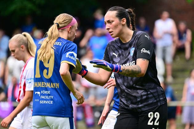 20.06.2026, Fußball, Frauen, Regionalliga, Relagation zur 2. Bundesliga, Saison 2025 2026, Holstein Kiel - 1. FC Köln, Holstein Women Torhüterin Lela Naward mit Luiza Zimmermann Kiel, Holstein-Stadion Waldwiese, VfB Kiel Platz Schleswig-Holstein Deutschland *** June 20, 2026, Soccer, Womens, Regional League, Promotion Relegation Playoffs to the 2. Bundesliga, 2025–2026 Season, Holstein Kiel vs. 1. FC Köln, Holstein Women’s goalkeeper Lela Naward with Luiza Zimmermann in Kiel, Holstein Waldwiese Stadium, VfB Kiel Field, Schleswig-Holstein, Germany,detected_source_language