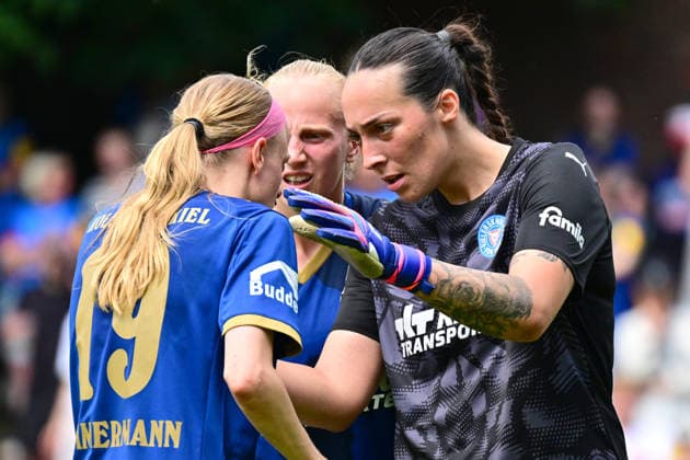 20.06.2026, Fußball, Frauen, Regionalliga, Relagation zur 2. Bundesliga, Saison 2025 2026, Holstein Kiel - 1. FC Köln, Holstein Women Torhüterin Lela Naward mit Luiza Zimmermann Kiel, Holstein-Stadion Waldwiese, VfB Kiel Platz Schleswig-Holstein Deutschland *** June 20, 2026, Soccer, Womens, Regional League, Promotion Relegation Playoffs to the 2. Bundesliga, 2025–2026 Season, Holstein Kiel vs. 1. FC Köln, Holstein Women’s goalkeeper Lela Naward with Luiza Zimmermann in Kiel, Holstein Waldwiese Stadium, VfB Kiel Field, Schleswig-Holstein, Germany,detected_source_language