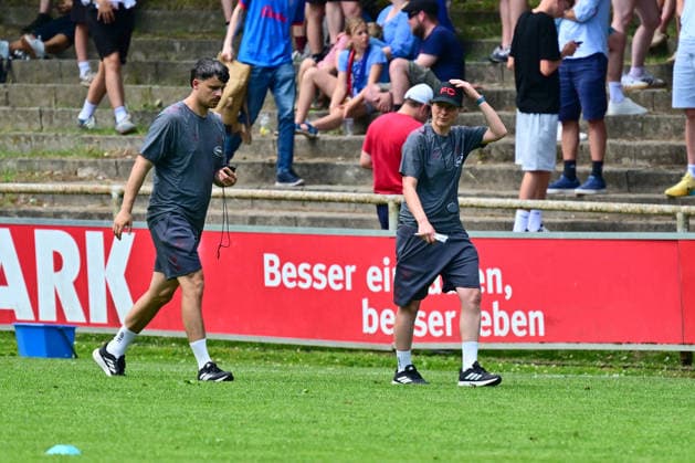 20.06.2026, Fußball, Frauen, Regionalliga, Relagation zur 2. Bundesliga, Saison 2025 2026, Holstein Kiel - 1. FC Köln, Holstein Women Trainerin Verena Hagedorn mit Co-Trainer Kiel, Holstein-Stadion Waldwiese, VfB Kiel Platz Schleswig-Holstein Deutschland *** June 20, 2026, Soccer, Womens, Regional League, Promotion Relegation to the 2. Bundesliga, 2025–2026 Season, Holstein Kiel 1 FC Köln, Holstein Women Head Coach Verena Hagedorn with Assistant Coach Kiel, Holstein Waldwiese Stadium, VfB Kiel Field, Schleswig-Holstein, Germany,detected_source_language