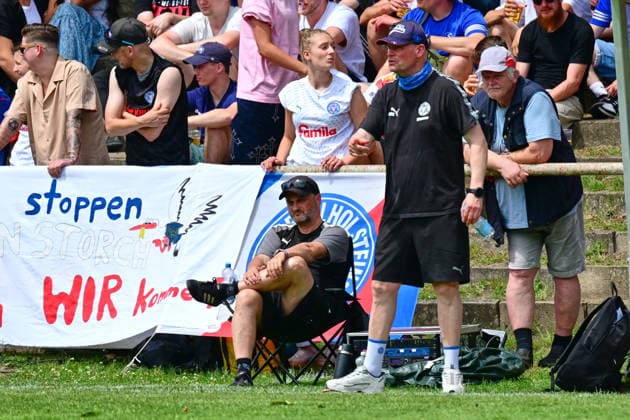 20.06.2026, Fußball, Frauen, Regionalliga, Relagation zur 2. Bundesliga, Saison 2025 2026, Holstein Kiel - 1. FC Köln, Holstein Women Trainer Stefan Fischer (re.) und Sportlicher Leiter Andre Jeschkeit (sitzend) Kiel, Holstein-Stadion Waldwiese, VfB Kiel Platz Schleswig-Holstein Deutschland *** June 20, 2026, Soccer, Womens, Regional League, Promotion Relegation Playoffs to the 2. Bundesliga, 2025–2026 Season, Holstein Kiel vs. 1. FC Köln; Holstein Women’s coach Stefan Fischer (right) and sporting director Andre Jeschkeit (seated) in Kiel, Holstein Waldwiese Stadium, VfB Kiel Field, Schleswig-Holstein, Germany,detected_source_language