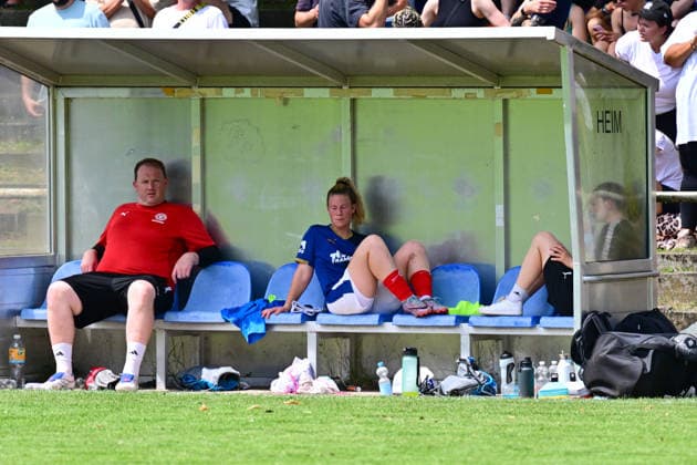20.06.2026, Fußball, Frauen, Regionalliga, Relagation zur 2. Bundesliga, Saison 2025 2026, Holstein Kiel - 1. FC Köln, Holstein Women Kapitänin Sarah Begunk enttäuscht auf der Bank Kiel, Holstein-Stadion Waldwiese, VfB Kiel Platz Schleswig-Holstein Deutschland *** June 20, 2026, Soccer, Womens, Regional League, Promotion Playoffs to the 2. Bundesliga, 2025–2026 Season, Holstein Kiel 1 FC Köln, Holstein Women captain Sarah Begunk looks disappointed on the bench in Kiel, Holstein Waldwiese Stadium, VfB Kiel Field, Schleswig-Holstein, Germany,detected_source_language