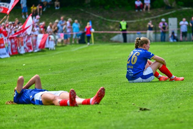 20.06.2026, Fußball, Frauen, Regionalliga, Relagation zur 2. Bundesliga, Saison 2025 2026, Holstein Kiel - 1. FC Köln, Holstein Women Kielerinnen enttäuscht am Boden Kiel, Holstein-Stadion Waldwiese, VfB Kiel Platz Schleswig-Holstein Deutschland *** June 20, 2026, Soccer, Womens, Regional League, Promotion Relegation to the 2. Bundesliga, 2025–2026 Season, Holstein Kiel 1 FC Köln, Holstein Women