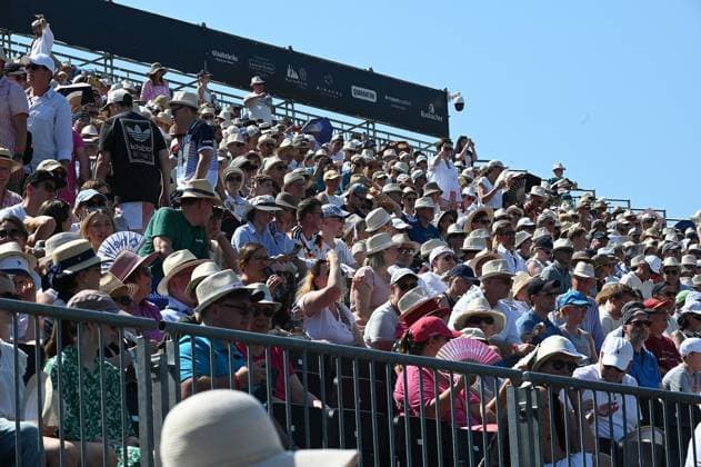 20.06.2026 xhpx Bad Homburg, Kurpark Tennisturnier der Kategorie WTA, Tennis Damen 500 der WTA Tour Bad Homburg Open 2026 Trotz der Hitze gut gefüllte Zuschauertribüne - Die Fans mit Strohhüten *** June 20, 2026 xhpx Bad Homburg, Kurpark WTA 500 tennis tournament on the WTA Tour