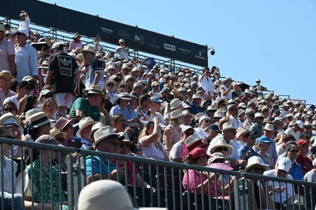 20.06.2026 xhpx Bad Homburg, Kurpark Tennisturnier der Kategorie WTA, Tennis Damen 500 der WTA Tour Bad Homburg Open 2026 Trotz der Hitze gut gefüllte Zuschauertribüne - Die Fans mit Strohhüten *** June 20, 2026 xhpx Bad Homburg, Kurpark WTA 500 tennis tournament on the WTA Tour