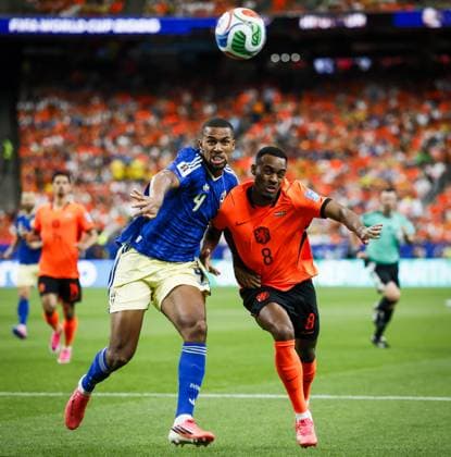 HOUSTON - (lr) Isak Hien of Sweden, Ryan Gravenberch of the Netherlands during the FIFA 2026 World Cup Group F match between the Netherlands and Sweden at Houston Stadium on June 20, 2026 in Houston, United States. KOEN VAN WEEL ANP FIFA World Cup, WM, Weltmeisterschaft, Fussball 2026 group stage 2026 xVIxANPxSportx xxANPxIVx 561521777 originalFilename: 561521777.jpg