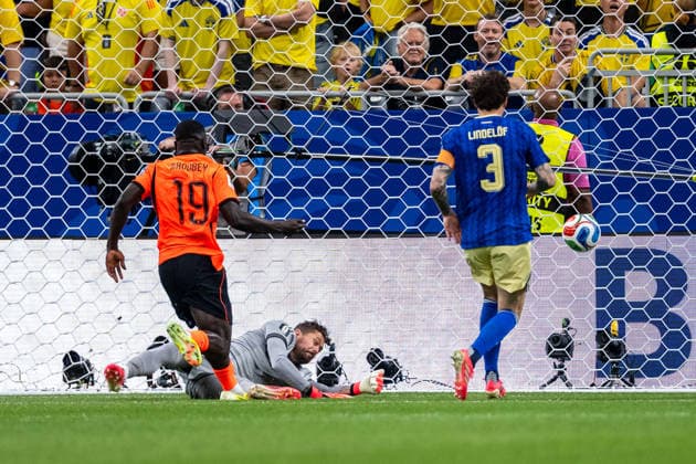260620 Brian Brobbey of Netherlands scores 1-0 behind goalkeeper Kristoffer Nordfeldt of Sweden during the FIFA World Cup, WM, Weltmeisterschaft, Fussball 2026 football match between Netherlands and Sweden on June 20, 2026 in Houston. Photo: Ludvig Thunman BILDBYRAN kod LT PA1246 bbeng fotboll football soccer fotball vm fotbolls-vm fotball-vm fotbolls-vm 2026 fifa world cup 2026 sverige sweden sverige a netherlands nederländerna *** June 20, 2026  Copyright: LUDVIGxTHUNMAN BB260620LT019