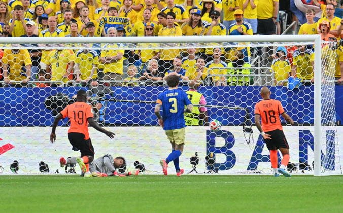 FIFA World Cup, WM, Weltmeisterschaft, Fussball 2026 - Group F - Netherlands vs Sweden Brian Brobbey of Netherlands (L) scores the 1-0 opening goal during the FIFA World Cup 2026 group stage match Netherlands against Sweden, in Houston, USA, 20 June 2026. HOUSTON United States  Copyright: xSAMxWASSONx