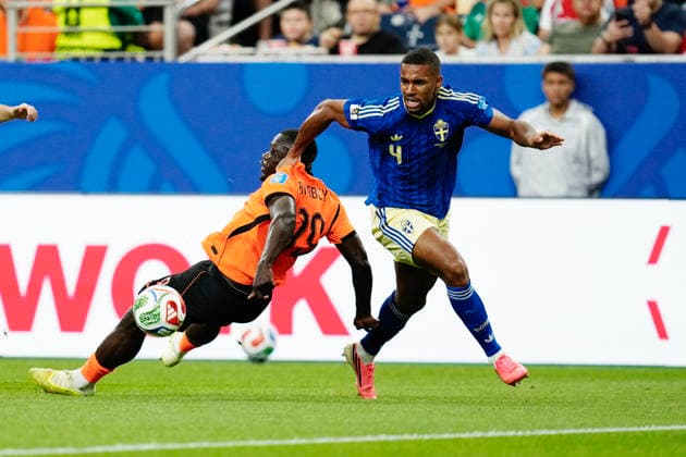HOUSTON, USA 20260620 Netherlands Brian Brobbey and Sweden s Isak Hien during the soccer match between the Netherlands and Sweden in Group F at Houston Stadium, USA, during the FIFA World Cup, WM, Weltmeisterschaft, Fussball ***The image is included in the SPORTS PACKAGE. For others PAYMENT IMAGE*** HOUSTON USA x9200x *** HOUSTON, USA 20260620 Brian Brobbey of the Netherlands and Isak Hien of Sweden during the soccer match between the Netherlands and Sweden in Group F at Houston Stadium, USA, during the FIFA World Cup This image is included in the SPORTS PACKAGE. For other images, please contact us for pricing. HOUSTON, USA x9200x,detected_source_language  Copyright: xBjörnxLarssonxRosvall TTx FOOTBALL WORLD CUP 2026 NETHERLANDS - SWEDEN