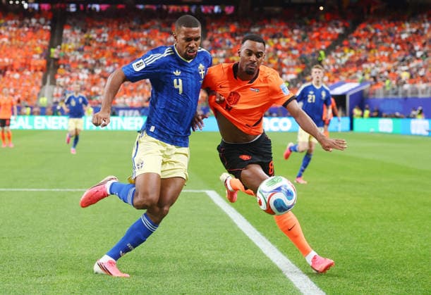 Sweden s Isak Hien (4) fights for the ball with Ryan Gravenberch of the Netherlands in the first half at a FIFA World Cup, WM, Weltmeisterschaft, Fussball match at NRG Stadium in Houston, Texas, on Saturday, June 20, 2026.  HOU20260620908 CHRISTIANxBRUNSKILL