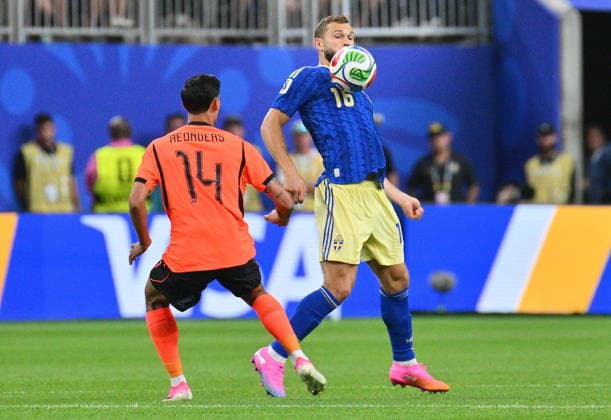 FIFA World Cup, WM, Weltmeisterschaft, Fussball 2026 - Group F - Netherlands vs Sweden Tijjani Reijnders of Netherlands (L) and Jesper Karlstrom of Sweden in action during the FIFA World Cup 2026 group stage match Netherlands against Sweden, in Houston, USA, 20 June 2026. HOUSTON United States  Copyright: xSAMxWASSONx
