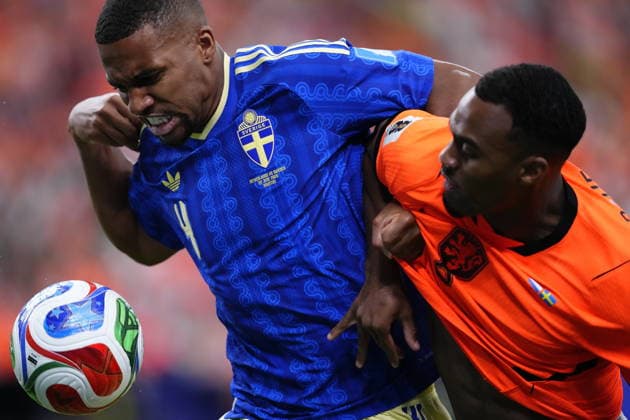 Netherlands v Sweden - FIFA World Cup, WM, Weltmeisterschaft, Fussball 2026 - Group F HOUSTON, USA - JUNE 20: Ryan Gravenberch (R) of Netherlands and Isak Hien (L) of Sweden compete for the ball during the 2026 FIFA World Cup First Stage Group F match between Netherlands and Sweden at NRG Stadium (Houston Stadium) in Houston, Texas, United States on June 20, 2026. Jose Hernandez Anadolu Texas United States. Editorial use only. Please get in touch for any other usage.  Copyright: x2026xAnadoluxJosexHernandezx