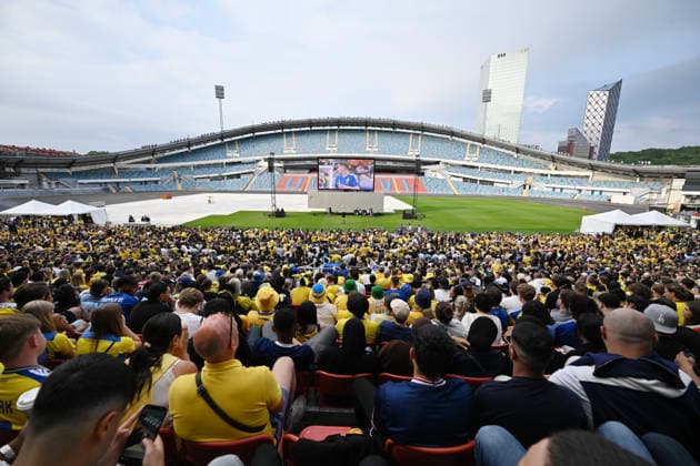GÖTEBORG, SVERIGE 20260620 Fotbollssupportrar samlade pa Ullevi för att följa Sveriges gruppspelsmatch mot Nederländerna i fotbolls-VM pa storbildsskärm pa midsommardagen. GÖTEBORG SVERIGE x9200x *** GOTHENBURG, SWEDEN 20260620 Soccer fans gathered at Ullevi to watch Swedens group stage match against the Netherlands in the World Cup on a big screen on Midsummers Day GOTHENBURG SWEDEN x9200x,detected_source_language  Copyright: xHannaxBrunlöf TTx FANS SER FOTBOLLS-VM NEDERLÄNDERNA - SVERIGE PA ULLEVI