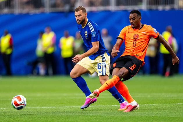 260620 Jesper Karlström of Sweden and Ryan Gravenberch of Netherlands during the FIFA World Cup, WM, Weltmeisterschaft, Fussball 2026 football match between Netherlands and Sweden on June 20, 2026 in Houston. Photo: Petter Arvidson BILDBYRAN kod PA PA1246 bbeng fotboll football soccer fotball vm fotbolls-vm fotball-vm fotbolls-vm 2026 fifa world cup 2026 sverige sweden sverige a netherlands nederländerna *** June 20, 2026  Copyright: PETTERxARVIDSON BB260620PA094