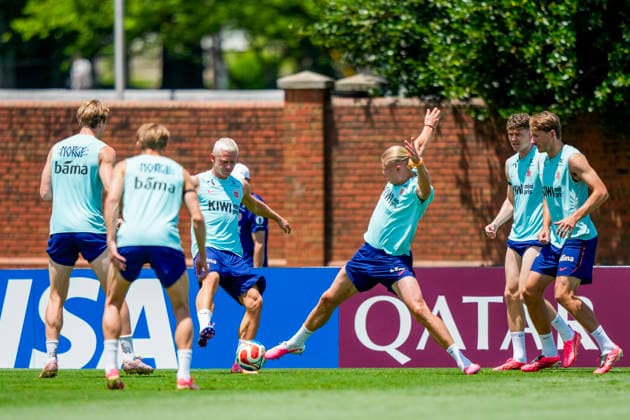 Fotball-VM 2026 Greensboro , USA 20260620. Norges Julian Ryerson og Erling Braut Haaland under en trening med Norges herrelandslag i fotball pa The University of North Carolina Greensboro (UNCG). Foto: Fredrik Varfjell NTB Greensboro USA EDITORIAL USE ONLY. RESTRICTED USE FOR BETTING COMPANIES Ref:_SPOAtNuPWjI-H8.jpg *** 2026 FIFA World Cup in Greensboro, USA 20260620 Norway’s Julian Ryerson and Erling Braut Haaland during a training session with the Norwegian men’s national soccer team at the University of North Carolina Greensboro (UNCG). Photo  Copyright: xFredrikxVarfjellx xNTBx