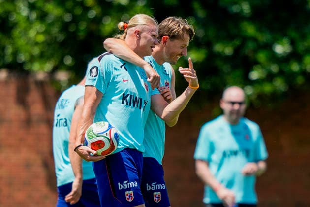 Fotball-VM 2026 Greensboro , USA 20260620. Norges Erling Braut Haaland og Sander Berge under en trening med Norges herrelandslag i fotball pa The University of North Carolina Greensboro (UNCG). Foto: Fredrik Varfjell NTB Greensboro USA EDITORIAL USE ONLY. RESTRICTED USE FOR BETTING COMPANIES Ref:_SPOxbrcptb05r8.jpg *** 2026 FIFA World Cup in Greensboro, USA 20260620 Norway’s Erling Braut Haaland and Sander Berge during a training session with the Norwegian men’s national soccer team at the University of North Carolina Greensboro (UNCG). Photo  Copyright: xFredrikxVarfjellx xNTBx