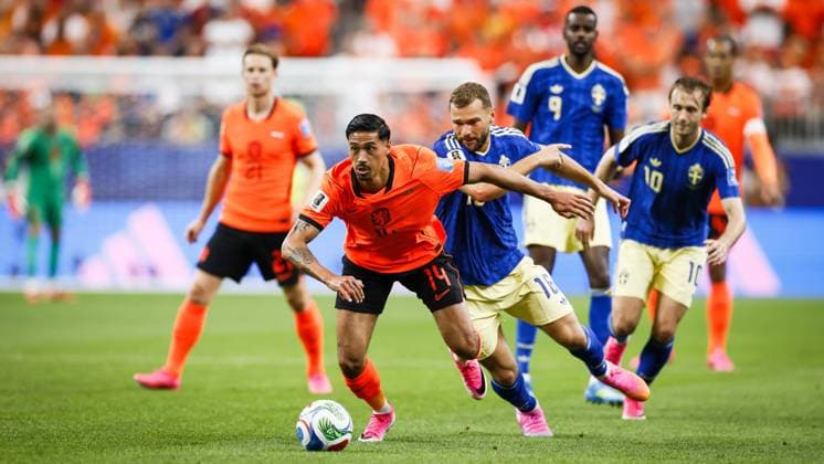 HOUSTON - (lr) Tijjani Reijnders of the Netherlands, Jesper Karlstrom of Sweden during the 2026 FIFA World Cup, WM, Weltmeisterschaft, Fussball Group F match between the Netherlands and Sweden at Houston Stadium on June 20, 2026, in Houston, United States. KOEN VAN WEEL ANP FIFA World Cup 2026 group stage 2026 xVIxANPxSportx xxANPxIVx 561522513 originalFilename: 561522513.jpg