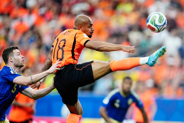 HOUSTON, USA 20260620 Sweden s Gabriel Gudmundsson and Netherlands Donyell Malen during the soccer match between the Netherlands and Sweden in Group F at Houston Stadium, USA, during the FIFA World Cup, WM, Weltmeisterschaft, Fussball ***The image is included in the SPORTS PACKAGE. For others PAYMENT IMAGE*** HOUSTON USA x9200x *** HOUSTON, USA 20260620 Sweden’s Gabriel Gudmundsson and the Netherlands’ Donyell Malen during the soccer match between the Netherlands and Sweden in Group F at Houston Stadium, USA, during the FIFA World Cup The image is included in the SPORTS PACKAGE. For others, PAYMENT IMAGE HOUSTON, USA x9200x,detected_source_language  Copyright: xBjörnxLarssonxRosvall TTx FOOTBALL WORLD CUP 2026 NETHERLANDS - SWEDEN