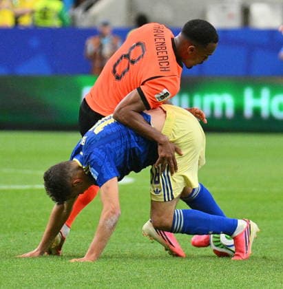 FIFA World Cup, WM, Weltmeisterschaft, Fussball 2026 - Group F - Netherlands vs Sweden Yasin Ayari of Sweden (bottom) and Ryan Gravenberch of Netherlands in action during the FIFA World Cup 2026 group stage match Netherlands against Sweden, in Houston, USA, 20 June 2026. HOUSTON United States  Copyright: xSAMxWASSONx