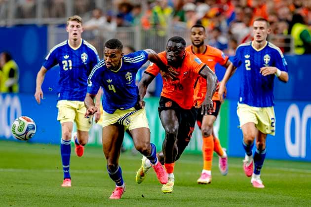 HOUSTON - Isak Hien of Sweden, Brian Brobbey of the Netherlands during the 2026 World Cup at NRG Stadium on June 20, 2026, in Houston, United States. (Photo by Stefan Koops EYE4IMAGES DeFodi Images) - *** HOUSTON