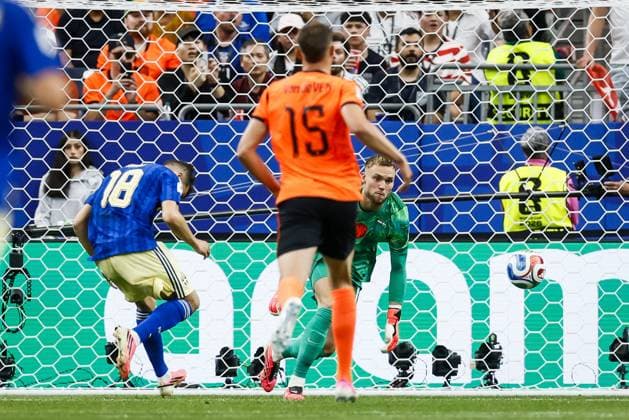 HOUSTON - (lr) Yasin Ayari of Sweden, Netherlands goalkeeper Bart Verbruggen during the 2026 FIFA World Cup, WM, Weltmeisterschaft, Fussball Group F match between the Netherlands and Sweden at Houston Stadium on June 20, 2026, in Houston, United States. KOEN VAN WEEL ANP FIFA World Cup 2026 group stage 2026 xVIxANPxSportx xxANPxIVx 561523620 originalFilename: 561523620.jpg