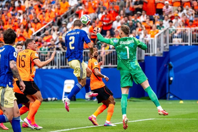 260620 Gustaf Lagerbielke of Sweden scores 2-1 behind goalkeeper Bart Verbruggen of Netherlands (later disallowed) during the FIFA World Cup, WM, Weltmeisterschaft, Fussball 2026 football match between Netherlands and Sweden on June 20, 2026 in Houston. Photo: Petter Arvidson BILDBYRAN kod PA PA1246 bbeng fotboll football soccer fotball vm fotbolls-vm fotball-vm fotbolls-vm 2026 fifa world cup 2026 sverige sweden sverige a netherlands nederländerna *** June 20, 2026  Copyright: PETTERxARVIDSON BB260620PA120