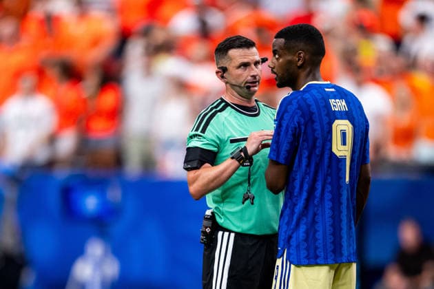 260620 Referee Michael Oliver and Alexander Isak of Sweden during the FIFA World Cup, WM, Weltmeisterschaft, Fussball 2026 football match between Netherlands and Sweden on June 20, 2026 in Houston. Photo: Petter Arvidson BILDBYRAN kod PA PA1246 bbeng fotboll football soccer fotball vm fotbolls-vm fotball-vm fotbolls-vm 2026 fifa world cup 2026 sverige sweden sverige a netherlands nederländerna *** June 20, 2026  Copyright: PETTERxARVIDSON BB260620PA121
