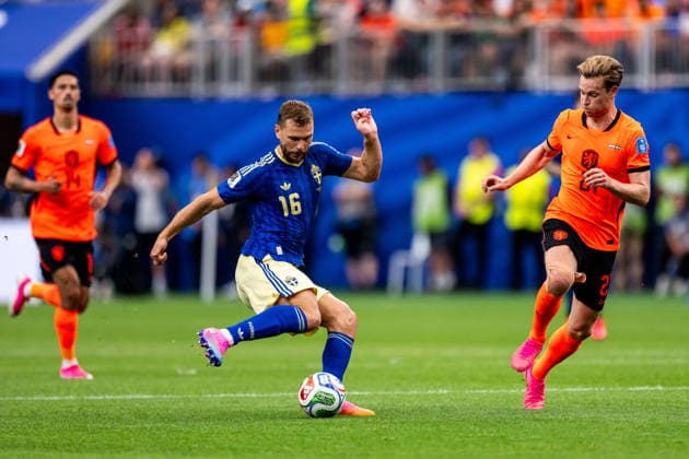 260620 Jesper Karlström of Sweden and Frenkie De Jong of Netherlands during the FIFA World Cup, WM, Weltmeisterschaft, Fussball 2026 football match between Netherlands and Sweden on June 20, 2026 in Houston. Photo: Petter Arvidson BILDBYRAN kod PA PA1246 bbeng fotboll football soccer fotball vm fotbolls-vm fotball-vm fotbolls-vm 2026 fifa world cup 2026 sverige sweden sverige a netherlands nederländerna *** June 20, 2026  Copyright: PETTERxARVIDSON BB260620PA122
