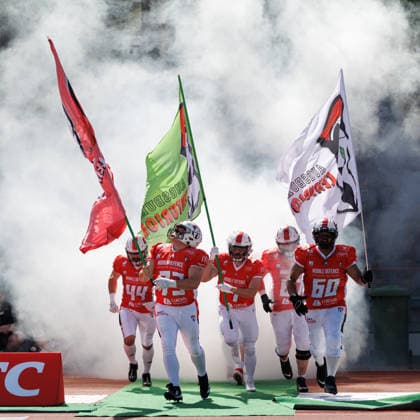 Maximilian Ziegler (44, Augsburg Centurions), Thomas Heller (73, Augsburg Centurions), Anthony Aiello (7, Augsburg Centurions) und Darnell Mukendi (60, Augsburg Centurions) Im Hintergrund Philipp Josef Luichtl (67, Augsburg Centurions) beim Spiel zwischen Augsburg Centurions v Gießen Golden Dragons, American Football, Männer, GFL2, 2026, 7.Spieltag am 20.06.2026 in Augsburg, Rosenaustadion. Bayern Deutschland *** Maximilian Ziegler 44, Augsburg Centurions; Thomas Heller 73, Augsburg Centurions; Anthony Aiello 7, Augsburg Centurions; and Darnell Mukendi 60, Augsburg Centurions. In the background, Philipp Josef Luichtl 67, Augsburg Centurions during the game between the Augsburg Centurions and the Gießen Golden Dragons, American football, men’s, GFL2, 2026, Matchday 7 on June 20, 2026, in Augsburg, Rosenaustadion, Bavaria, Germany,detected_source_language