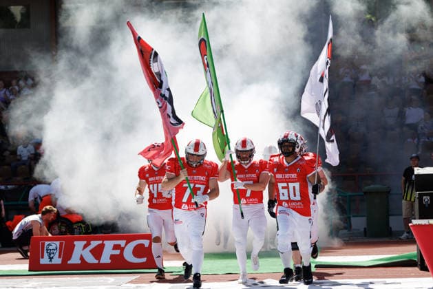 Maximilian Ziegler (44, Augsburg Centurions), Thomas Heller (73, Augsburg Centurions), Anthony Aiello (7, Augsburg Centurions) und Darnell Mukendi (60, Augsburg Centurions) beim Spiel zwischen Augsburg Centurions v Gießen Golden Dragons, American Football, Männer, GFL2, 2026, 7.Spieltag am 20.06.2026 in Augsburg, Rosenaustadion. Bayern Deutschland *** Maximilian Ziegler 44, Augsburg Centurions, Thomas Heller 73, Augsburg Centurions, Anthony Aiello 7, Augsburg Centurions, and Darnell Mukendi, 60, Augsburg Centurions, during the game between the Augsburg Centurions and the Gießen Golden Dragons, American football, men’s, GFL2, 2026, Matchday 7 on June 20, 2026, in Augsburg, Rosenaustadion, Bavaria, Germany,detected_source_language