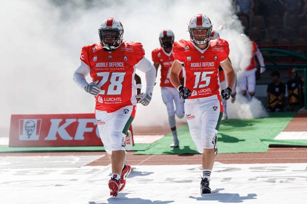 Stefan Fischer (28, Augsburg Centurions) und Laurin Götzelmann (15, Augsburg Centurions) beim Spiel zwischen Augsburg Centurions v Gießen Golden Dragons, American Football, Männer, GFL2, 2026, 7.Spieltag am 20.06.2026 in Augsburg, Rosenaustadion. Bayern Deutschland *** Stefan Fischer, 28, of the Augsburg Centurions, and Laurin Götzelmann, 15, of the Augsburg Centurions, during the game between the Augsburg Centurions and the Gießen Golden Dragons, American football, men’s, GFL2, 2026, Matchday 7 on June 20, 2026, in Augsburg, Rosenaustadion, Bavaria, Germany,detected_source_language