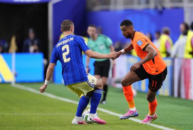 Netherlands v Sweden - FIFA World Cup, WM, Weltmeisterschaft, Fussball 2026 - Group F HOUSTON, USA - JUNE 20: Cody Gakpo of Netherlands and Gustaf Lagerbielke of Sweden compete for the ball during the 2026 FIFA World Cup First Stage Group F match between Netherlands and Sweden at NRG Stadium (Houston Stadium) in Houston, Texas, United States on June 20, 2026. Jose Hernandez Anadolu Texas United States. Editorial use only. Please get in touch for any other usage.  Copyright: x2026xAnadoluxJosexHernandezx