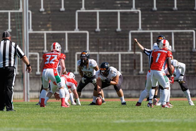 Leon Schmidt (75, Gießen Golden Dragons) Im Hintergrund Jake Höchst (22, Gießen Golden Dragons) Im Vordergrund Lawrence Jenkins (32, Augsburg Centurions) beim Spiel zwischen Augsburg Centurions v Gießen Golden Dragons, American Football, Männer, GFL2, 2026, 7.Spieltag am 20.06.2026 in Augsburg, Rosenaustadion. Bayern Deutschland *** Leon Schmidt 75, Giessen Golden Dragons; in the background, Jake Höchst 22, Giessen Golden Dragons; in the foreground, Lawrence Jenkins 32, Augsburg Centurions, during the game between the Augsburg Centurions and the Giessen Golden Dragons, American football, mens, GFL2, 2026, Matchday 7 on June 20, 2026, in Augsburg, Rosenaustadion, Bavaria, Germany,detected_source_language