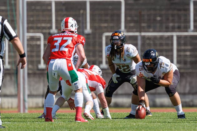 Leon Schmidt (75, Gießen Golden Dragons) Im Hintergrund Jake Höchst (22, Gießen Golden Dragons) Im Vordergrund Lawrence Jenkins (32, Augsburg Centurions) beim Spiel zwischen Augsburg Centurions v Gießen Golden Dragons, American Football, Männer, GFL2, 2026, 7.Spieltag am 20.06.2026 in Augsburg, Rosenaustadion. Bayern Deutschland *** Leon Schmidt 75, Giessen Golden Dragons; in the background, Jake Höchst 22, Giessen Golden Dragons; in the foreground, Lawrence Jenkins 32, Augsburg Centurions, during the game between the Augsburg Centurions and the Giessen Golden Dragons, American football, mens, GFL2, 2026, Matchday 7 on June 20, 2026, in Augsburg, Rosenaustadion, Bavaria, Germany,detected_source_language