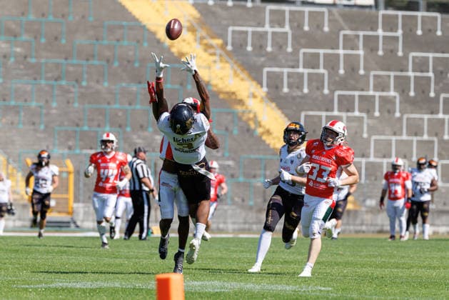 Eian Moore (3, Gießen Golden Dragons) und Rashad Greene (11, Augsburg Centurions) beim Spiel zwischen Augsburg Centurions v Gießen Golden Dragons, American Football, Männer, GFL2, 2026, 7.Spieltag am 20.06.2026 in Augsburg, Rosenaustadion. Bayern Deutschland *** Eian Moore 3, Giessen Golden Dragons, and Rashad Greene 11, Augsburg Centurions, in the game between the Augsburg Centurions and the Giessen Golden Dragons, American football, mens, GFL2, 2026, Matchday 7 on June 20, 2026, in Augsburg, Rosenaustadion, Bavaria, Germany,detected_source_language
