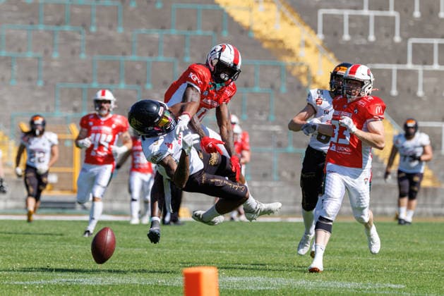 Eian Moore (3, Gießen Golden Dragons) und Rashad Greene (11, Augsburg Centurions) mit Samuel Stickroth (33, Augsburg Centurions) beim Spiel zwischen Augsburg Centurions v Gießen Golden Dragons, American Football, Männer, GFL2, 2026, 7.Spieltag am 20.06.2026 in Augsburg, Rosenaustadion. Bayern Deutschland *** Eian Moore 3, Giessen Golden Dragons, and Rashad Greene 11, Augsburg Centurions, with Samuel Stickroth 33, Augsburg Centurions, during the game between the Augsburg Centurions and the Giessen Golden Dragons, American football, mens, GFL2, 2026, Matchday 7 on June 20, 2026, in Augsburg, Rosenaustadion, Bavaria, Germany,detected_source_language
