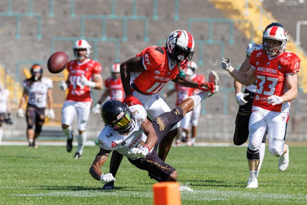 Eian Moore (3, Gießen Golden Dragons) und Rashad Greene (11, Augsburg Centurions) mit Samuel Stickroth (33, Augsburg Centurions) beim Spiel zwischen Augsburg Centurions v Gießen Golden Dragons, American Football, Männer, GFL2, 2026, 7.Spieltag am 20.06.2026 in Augsburg, Rosenaustadion. Bayern Deutschland *** Eian Moore 3, Giessen Golden Dragons, and Rashad Greene 11, Augsburg Centurions, with Samuel Stickroth 33, Augsburg Centurions, during the game between the Augsburg Centurions and the Giessen Golden Dragons, American football, mens, GFL2, 2026, Matchday 7 on June 20, 2026, in Augsburg, Rosenaustadion, Bavaria, Germany,detected_source_language