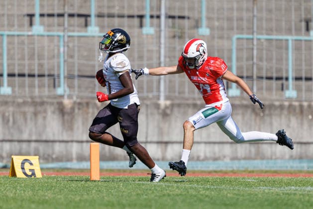 Ramsey Awuah-Okine (17, Gießen Golden Dragons) und Demir Kartal (14, Augsburg Centurions) beim Spiel zwischen Augsburg Centurions v Gießen Golden Dragons, American Football, Männer, GFL2, 2026, 7.Spieltag am 20.06.2026 in Augsburg, Rosenaustadion. Bayern Deutschland *** Ramsey Awuah Okine, 17, of the Giessen Golden Dragons, and Demir Kartal, 14, of the Augsburg Centurions, during the game between the Augsburg Centurions and the Giessen Golden Dragons, American football, mens, GFL2, 2026, Matchday 7 on June 20, 2026, in Augsburg, Rosenaustadion, Bavaria, Germany,detected_source_language
